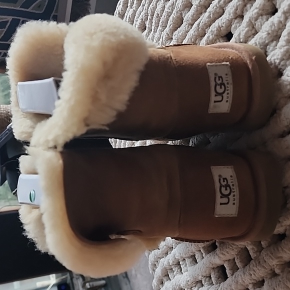 Ugg Bailey Button - Picture 6 of 10